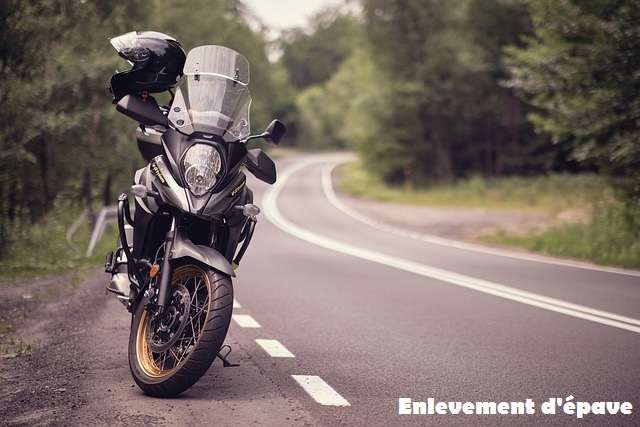 Enlèvement d'une moto sur une route